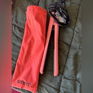 Amika Coral Hair Straightener with Sleeve